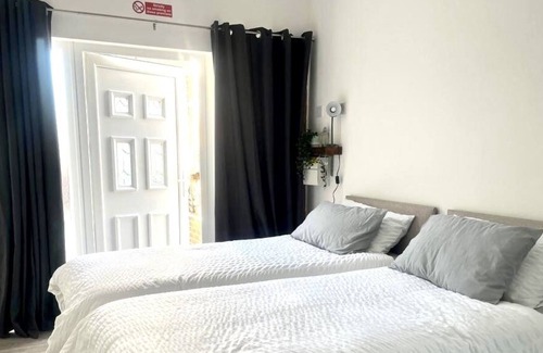 Luton Apartment | Nice and Cosy Large Studio Near Luton Airport