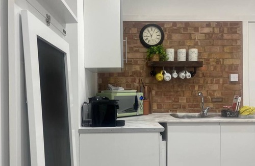 Luton Apartment | Nice and Cosy Large Studio Near Luton Airport