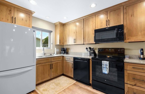 Sunrise Beach Condo | Nice and Easy - Lake of the Ozarks Getaway for 6 w/Resort Amenities