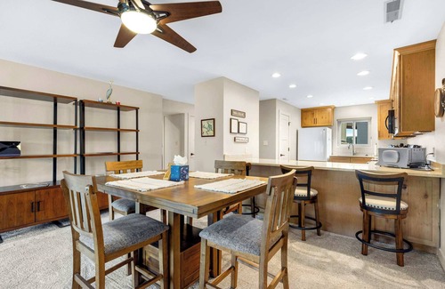 Sunrise Beach Condo | Nice and Easy - Lake of the Ozarks Getaway for 6 w/Resort Amenities
