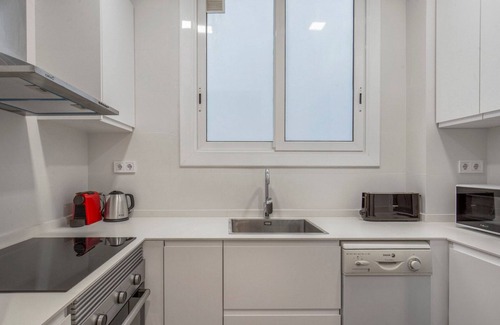 L'Antiga Esquerra de l'Eixample Apartment | Nice Antiga Esquerra de l'Eixample 4BR w/A/C, Elev & W/D, by Blueground
