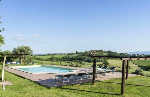 Castiglione del Lago House | Nice apartment in villa with WIFI, A/C, pool, TV, patio, pets allowed, panoramic view and parking