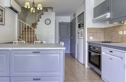 Six-Fours-les-Plages Apartment | Nice apartment for 6 people with pool, WIFI, A/C, TV, terrace and pets allowed