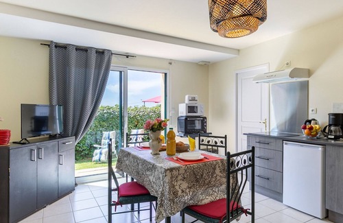 Plougonvelin Apartment | Nice apartment for 2 guests with WIFI, TV, patio and pets allowed