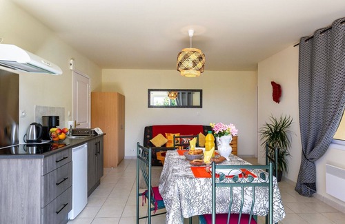 Plougonvelin Apartment | Nice apartment for 2 guests with WIFI, TV, patio and pets allowed