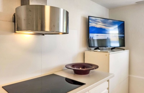 Gordola Apartment | Nice apartment for 2 people with WIFI, A/C, TV, patio, pets allowed and panoramic view