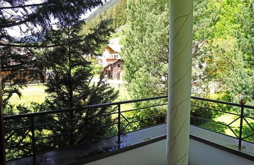Pettneu am Arlberg Apartment | Nice apartment for 2 guests with WIFI, TV and terrace