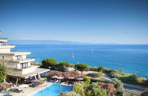 Ajaccio Apartment | Nice apartment for 4 guests with pool, A/C, WIFI, TV, terrace and pets allowed