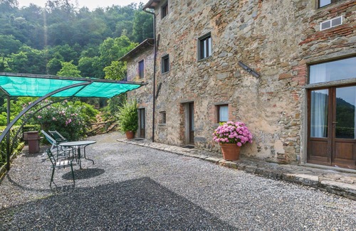 Pescia Apartment | Nice apartment for 4 guests with pool, WIFI, TV, patio and pets allowed