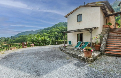 Pescia Apartment | Nice apartment for 4 guests with pool, WIFI, TV, patio and pets allowed