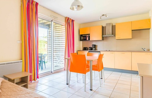 Chaveignes Apartment | Nice apartment for 4 people with pool, WIFI, TV, terrace, pets allowed and parking