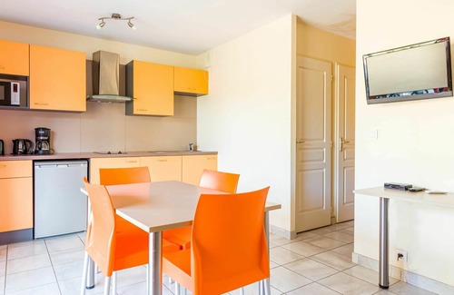 Chaveignes Apartment | Nice apartment for 4 people with pool, WIFI, TV, terrace, pets allowed and parking