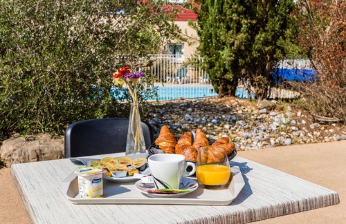 Chaveignes Apartment | Nice apartment for 4 people with pool, WIFI, TV, terrace, pets allowed and parking