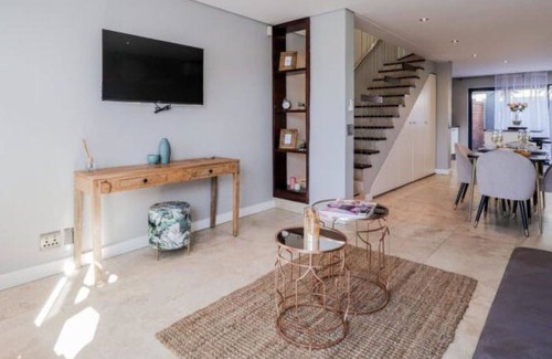 Victoria and Alfred Waterfront Apartment | Nice apartment for 4 people with WIFI, TV, balcony and parking