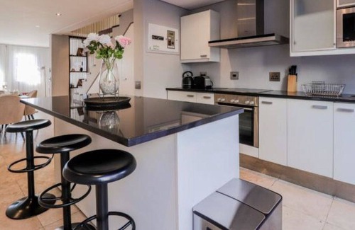 Victoria and Alfred Waterfront Apartment | Nice apartment for 4 people with WIFI, TV, balcony and parking