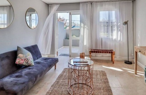 Victoria and Alfred Waterfront Apartment | Nice apartment for 4 people with WIFI, TV, balcony and parking