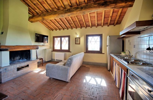 Castelnuovo Berardenga Apartment | Nice apartment for 2 guests with pool, A/C, TV and panoramic view, close to Siena