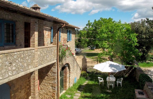 Monteriggioni Villa | Nice apartment in villa for 4 guests with pool, WIFI, TV, patio, pets allowed and panoramic view