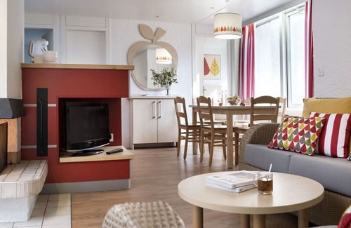 Les Barils House | Nice apartment in villa for 4 people with pool, WIFI, hot tub, TV, terrace and parking