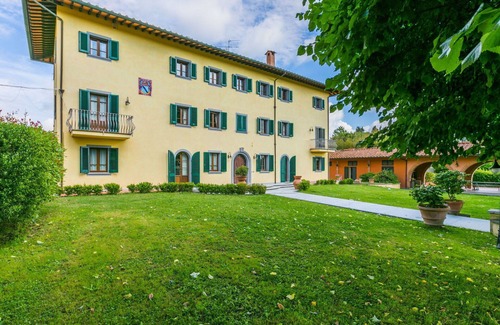 Fucecchio Villa | Nice apartment in villa for 15 people with hot tub, private pool, A/C, WIFI, TV and pets allowed