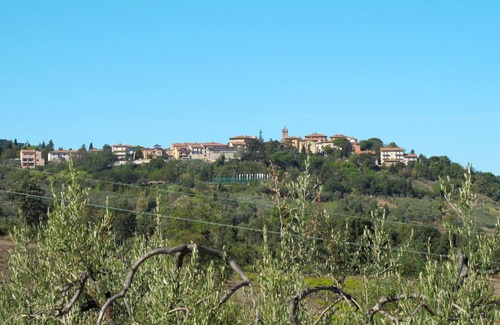 Iano Villa | Nice apartment in villa with WIFI, pool, TV, terrace, pets allowed, parking, close to San Gimignano