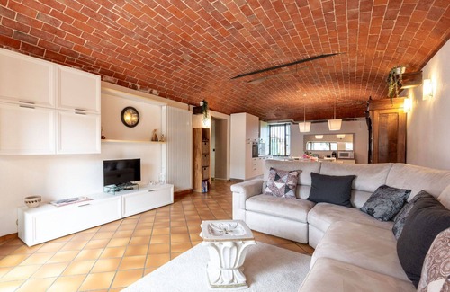 Castell'Alfero Apartment | Nice apartment for 4 people with pool, WIFI, TV, patio and pets allowed