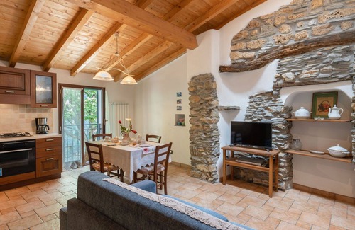 Valloria House | Nice apartment in villa for 8 guests with WIFI, TV, patio and pets allowed