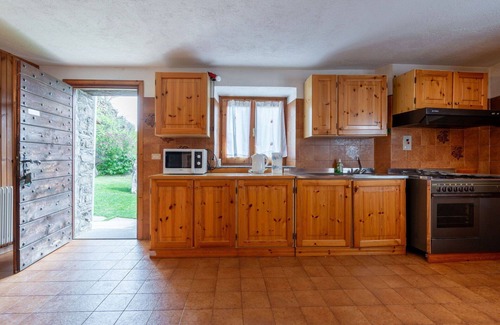 Sarre Apartment | Nice apartment for 5 people with TV and pets allowed, close to Aosta
