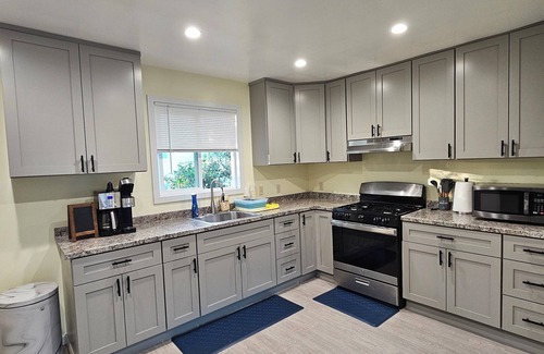 Maxwell Park Apartment | Nice apartment with AC in vibrant Oakland Maxwell Park area.