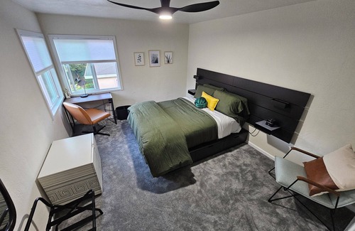 Maxwell Park Apartment | Nice apartment with AC in vibrant Oakland Maxwell Park area.