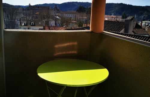 Cahors Apartment | Nice bright apartment, quiet, 5 min walk to town center, Wi-Fi, bed linen, parking.