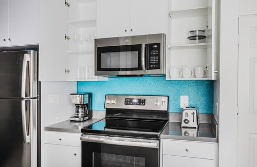 Los Angeles Apartment | Nice Burbank 1BR w/Pool, Hot Tub, Gym & Courtyard, by Blueground