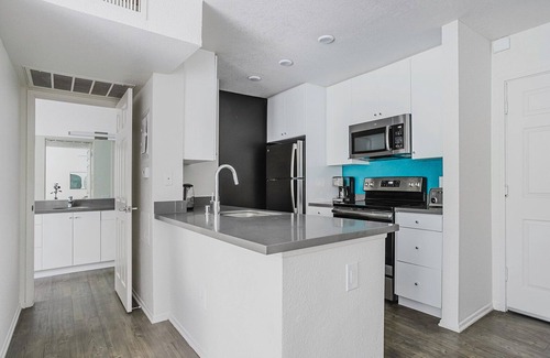 Los Angeles Apartment | Nice Burbank 1BR w/Pool, Hot Tub, Gym & Courtyard, by Blueground