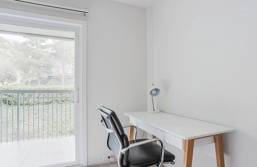 Los Angeles Apartment | Nice Burbank 1BR w/Pool, Hot Tub, Gym & Courtyard, by Blueground