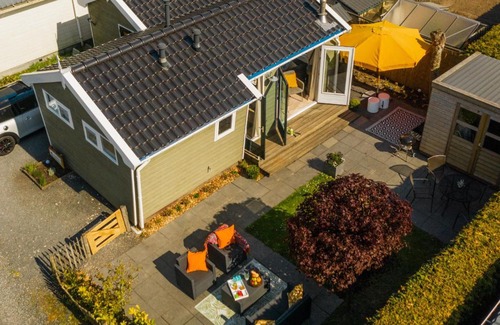 Tzummarum Ski Chalet | Nice chalet with a microwave, near the Wadden Sea