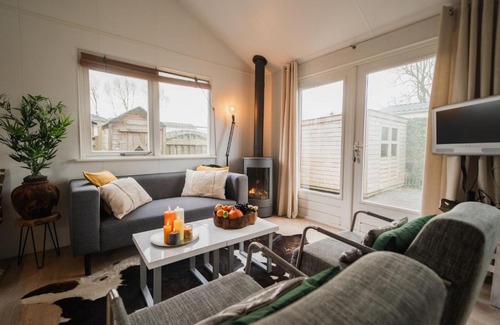 Tzummarum Ski Chalet | Nice chalet with a microwave, near the Wadden Sea