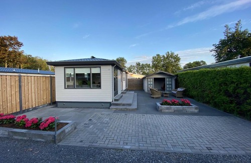 Tzummarum Ski Chalet | Nice chalet with garden in Friesland