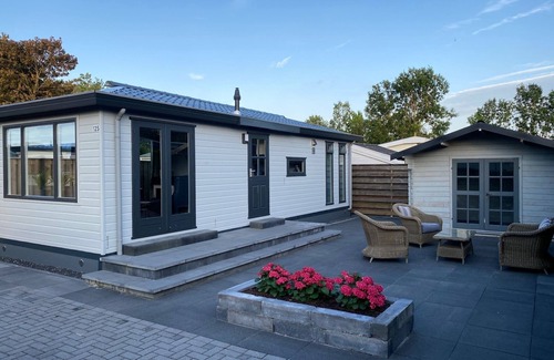 Tzummarum Ski Chalet | Nice chalet with garden in Friesland