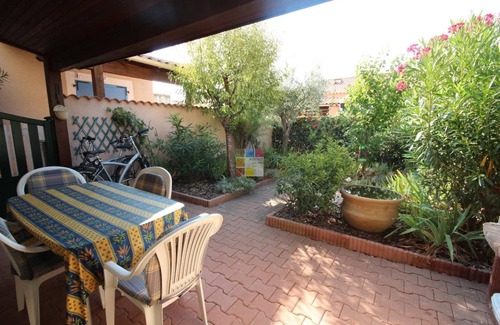 Portiragnes-Plage House | Nice corner house with garden, 2 bedrooms, secured residence LES ONDINES with pool, free wifi,400.