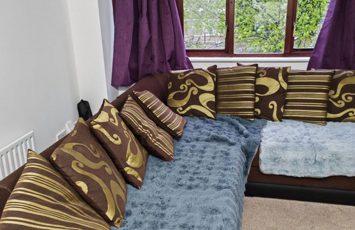 Fairfield Apartment | Nice flat with free parking and free wifi. Close to town centre