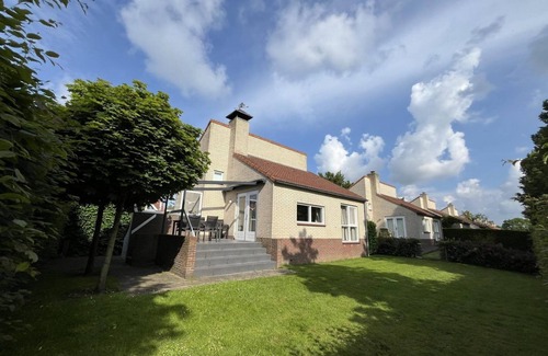 Langweer House | Nice holiday home with large garden overlooking the Langweerder Wielen water