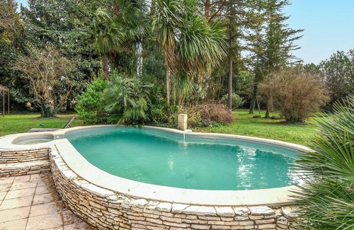 Entraigues-sur-la-Sorgue House | Nice home in Entraigues-sur-la-Sorg