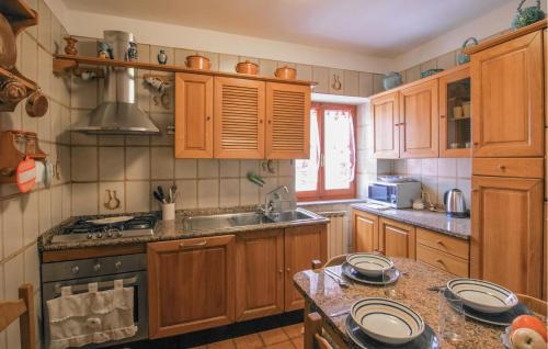 Seravezza House | Nice Home In Azzano With Wifi