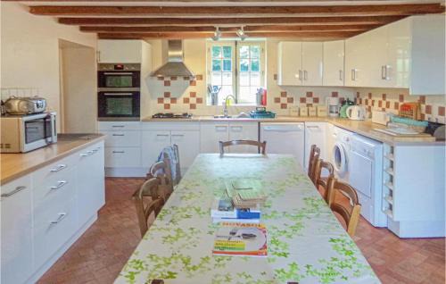 Eglise-Neuve-d'Issac House | Nice Home In Eglise Neuve D'issac