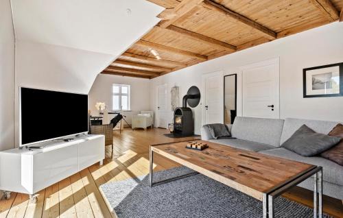 Logstor House | Nice Home In Løgstør With Wifi