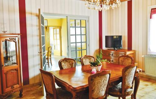 Bourthes House | Nice Home In Senlecques With Kitchen