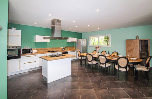 Suze-la-Rousse House | Nice home in Suze-La-Rousse with WiFi