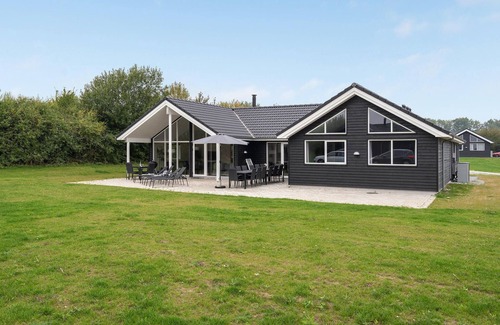 Mommark Strand House | Nice home in Sydals with kitchen