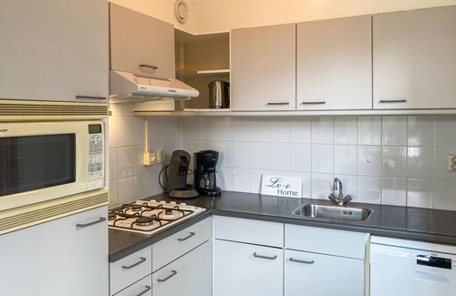 Vlagtwedde House | Nice home in Vlagtwedde with kitchen