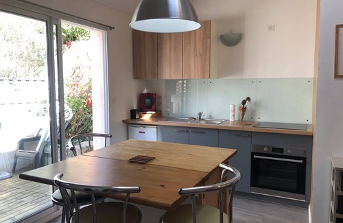 La Rochelle City Centre House | Nice little house 2 to 4 p sunny terrace with parking
